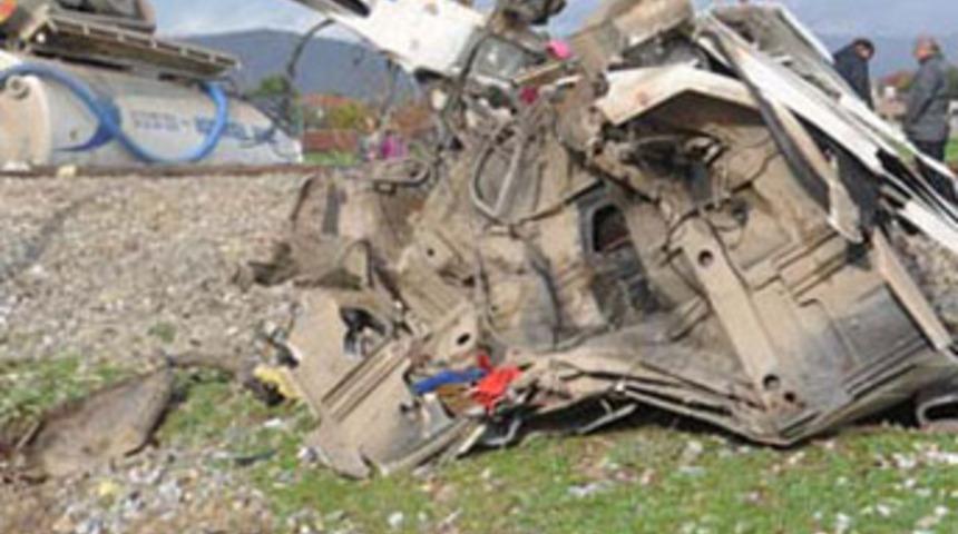 Trenin &ccedil;arptığı vidanj&ouml;r ikiye b&ouml;l&uuml;nd&uuml;