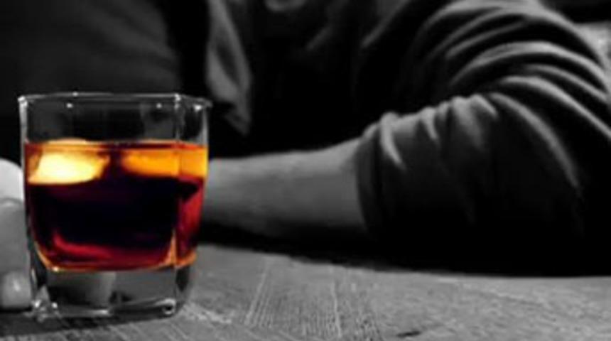 Alkol komasına girdi, &ouml;ld&uuml;