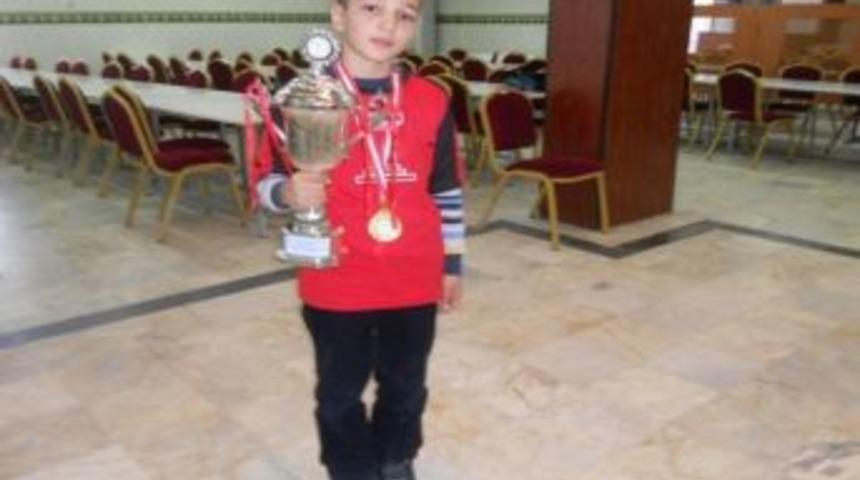 Eğitimci Ailenin &Ccedil;ocuğundan B&uuml;y&uuml;k Başarı