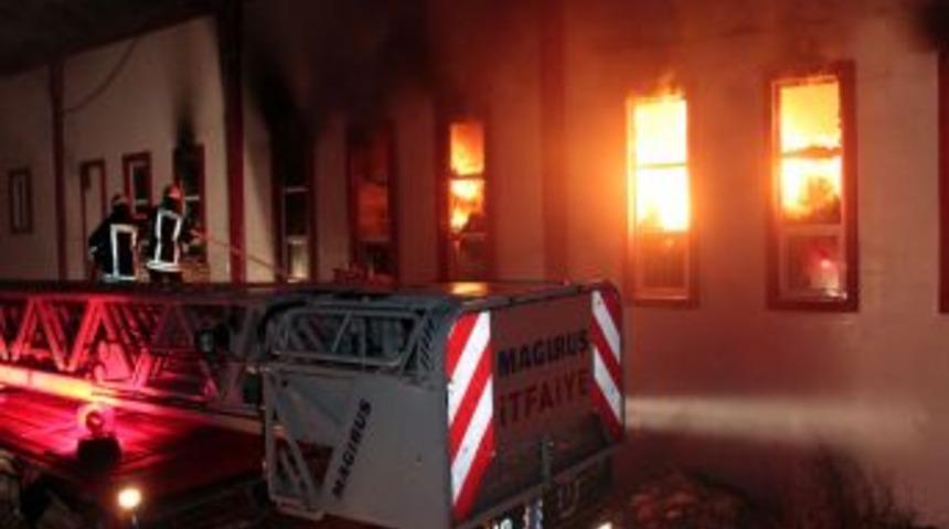 Mobilya Fabrikası, &Ccedil;ıkan Yangında K&uuml;l Oldu