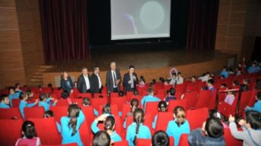 T&uuml;t&uuml;nc&uuml; Minik &Ouml;ğrencilerle Film İzledi