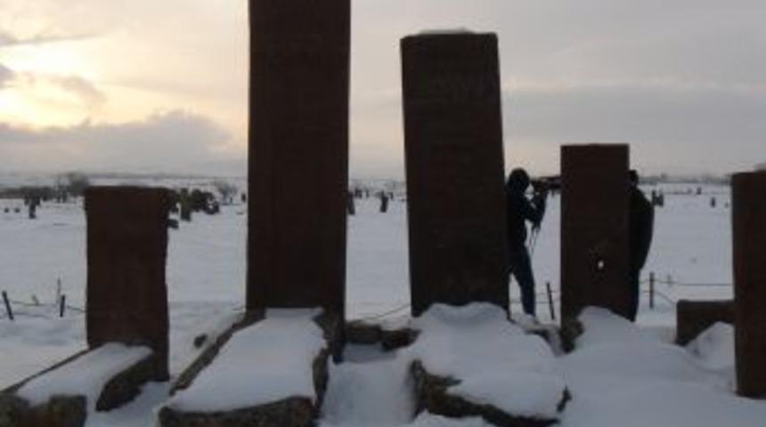 Ahlat'taki Tarihi Mezarlığın Karlı G&ouml;r&uuml;nt&uuml;s&uuml; G&ouml;r&uuml;lmeye Değer