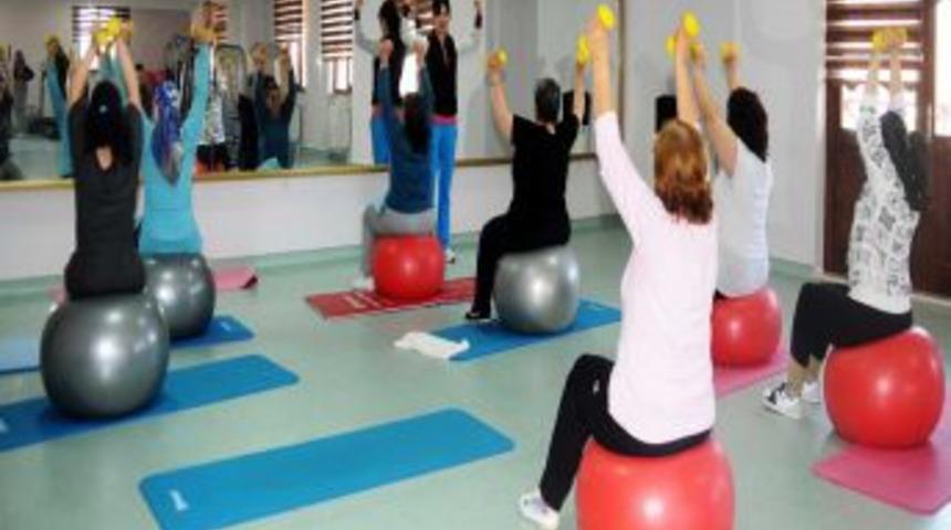 Mamaklı Kadınlar Aile Merkezlerinde Form Tutuyor