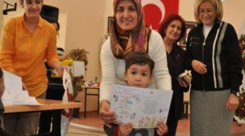 G&ouml;lbaşı&rsquo;nda Karneler Başkan Eşinden