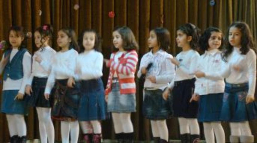 G&ouml;n&uuml;l Koleji'nin Minik &Ouml;ğrencilerinin İngilizce Konseri