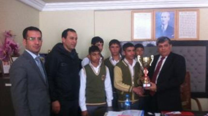 S&uuml;rekli K&ouml;y&uuml;nden Şampiyonluk Kupasına Uzanan Başarı Hikayesi