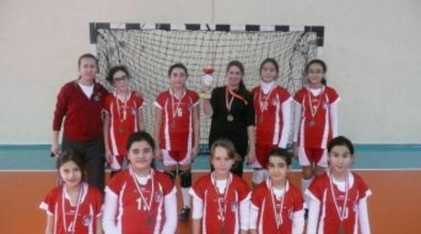 K&uuml;&ccedil;&uuml;k Kızlar Hentbol&rsquo;da Manisa 3.'s&uuml; Oldu