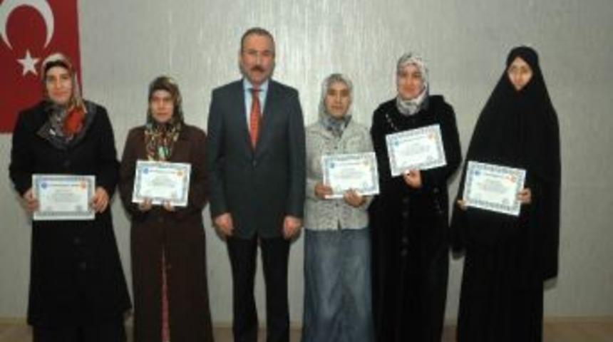 Aile Eğitim Programına Katılan Velilere Sertifika Verildi