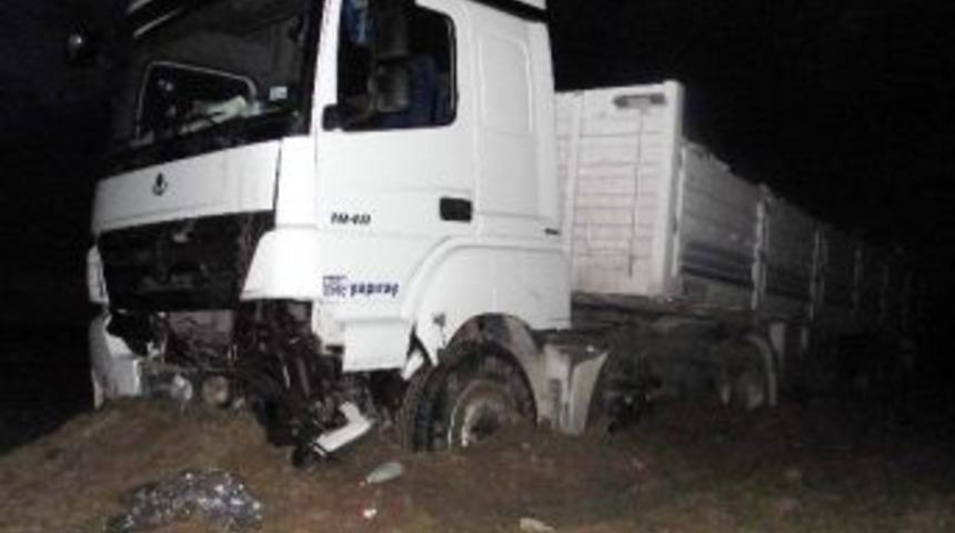 Şarampolden Tarlaya İnen Tır 139 Metre Sonra Durabildi