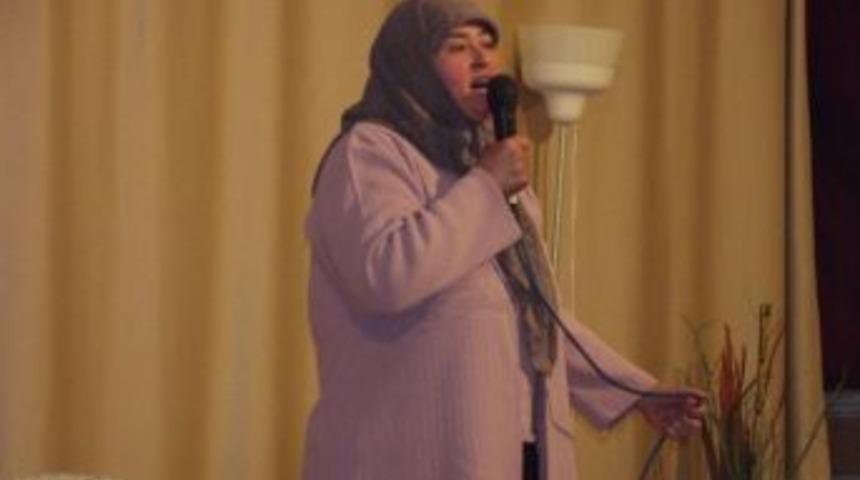 &Ouml;ğrencisi Velisi Anne Sahnede Şiir Okudu