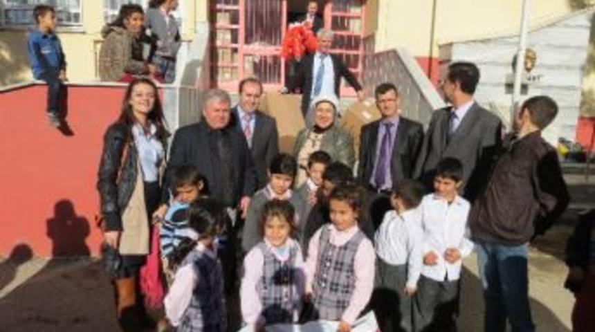 Belediye&rsquo; Den İhtiya&ccedil; Sahibi &Ccedil;ocuklara Mont Ve Bot