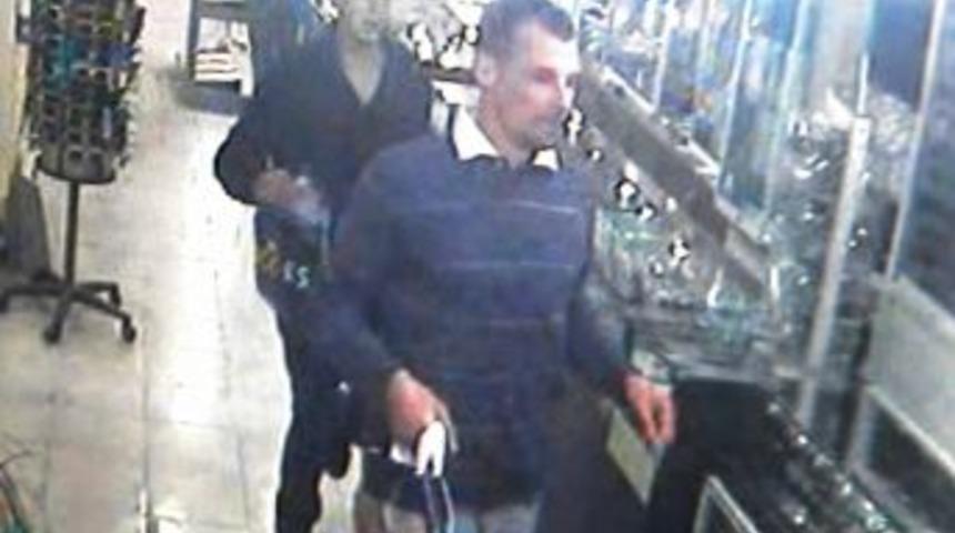 Alman Askerlerin Başlarına &Ccedil;uval Ge&ccedil;irme Girişimi G&uuml;venlik Kamerasında