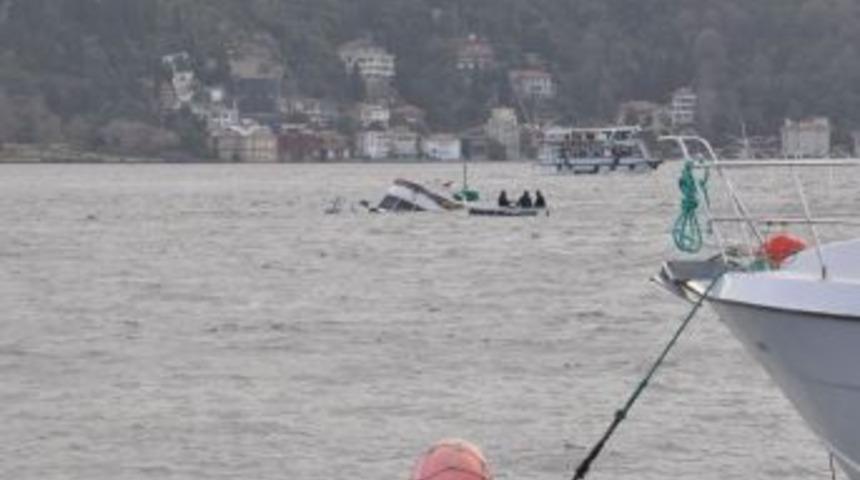 Beşiktaş Sahilinde Su Alan Tekne Battı