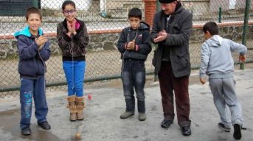 Dedeler Ve Torunları Sokak Ortasında Topa&ccedil; Oynuyor