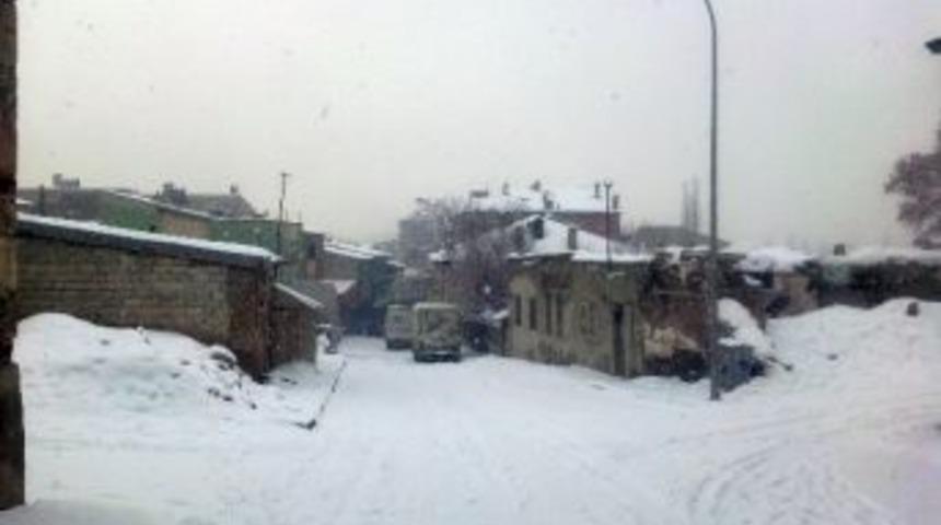 Kar Yağışı Pasinler İl&ccedil;esi&rsquo;nde 12 K&ouml;y Yolunun Ulaşıma Kapanmasına Neden Oldu