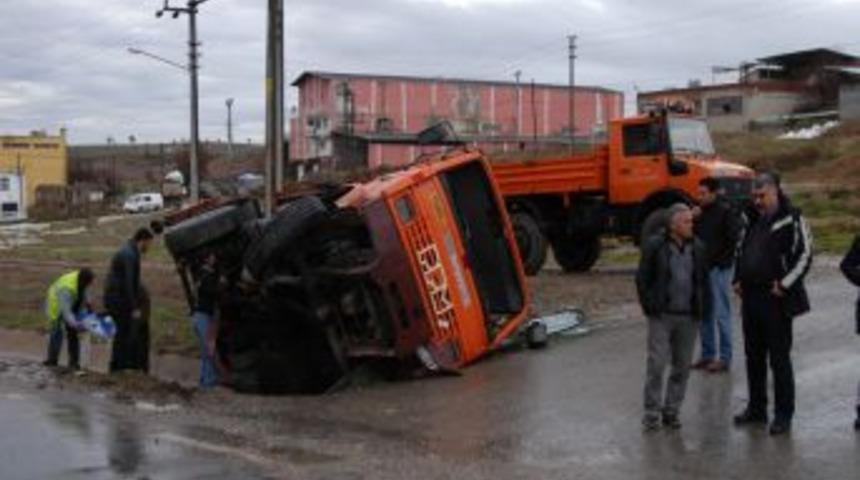 Karayolu Aracı Kaza Yaptı, 3 Iş&ccedil;i Yaralandı