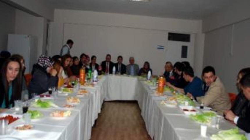 Eskişehirli Ak Gen&ccedil;lerden &lsquo;&ccedil;iğ K&ouml;fte&rsquo; Partisi