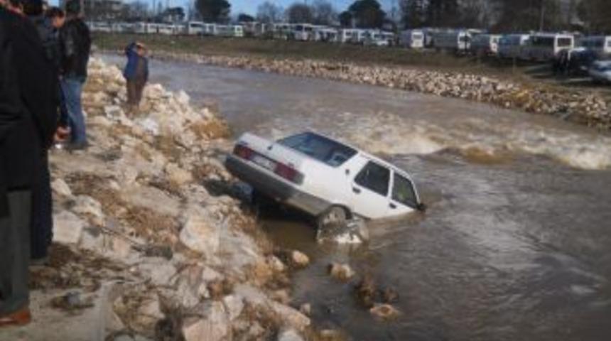 Aracı Geri Vitese Takmayı Unutunca Dereye U&ccedil;tu