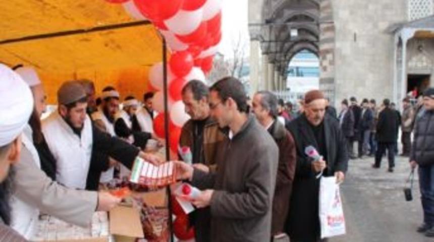 Erzurum&rsquo;da 10 Bin G&uuml;l Ve Lokum Dağıtıldı