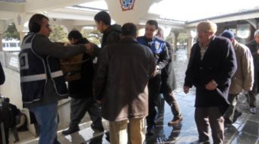 Tatvan Polisi Namaz &Ccedil;ıkışı Vatandaşlara Kandil Simidi Dağıttı