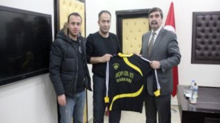 Hakkari Cumhuriyet Lisesi Futbol Takımından Başkan Malk'a Ziyaret