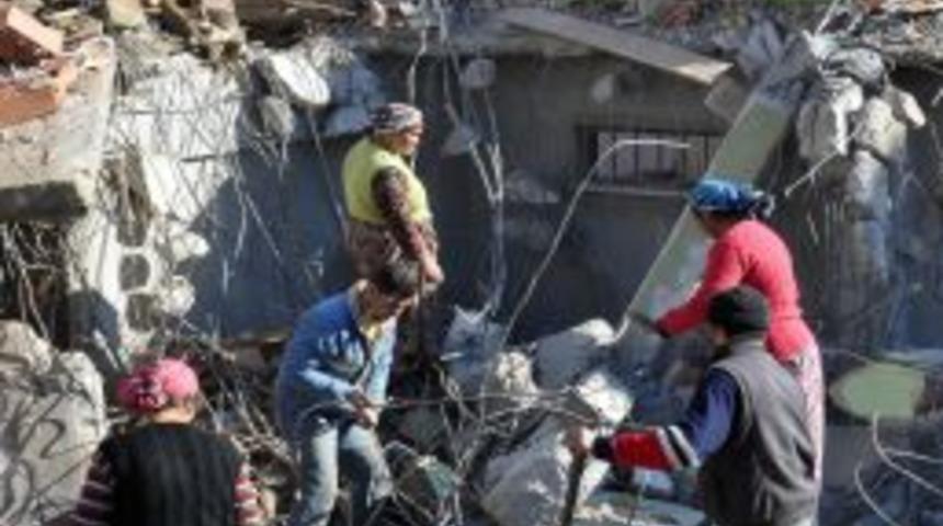 Ekmek Parasını Binaların Enkazından Kazanıyorlar