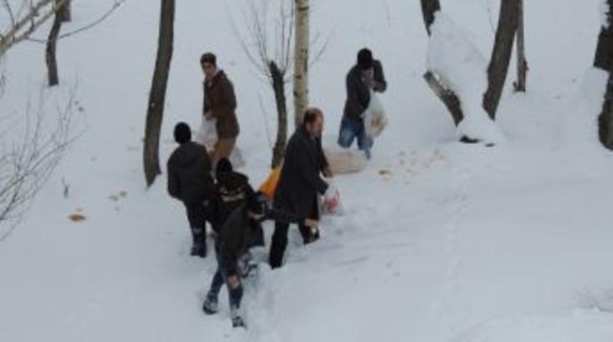 Eleşkirt'te &Ouml;ğrenciler Kışın A&ccedil; Kalan Kuşları Unutmadı