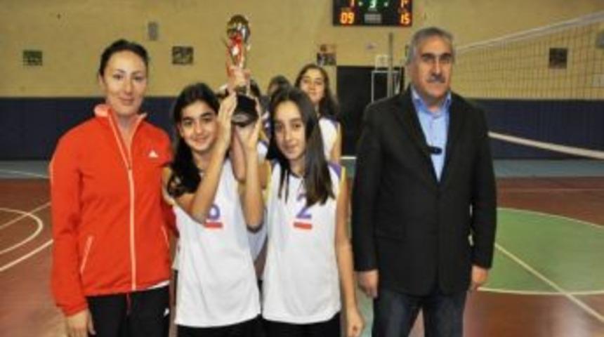 Ak&ccedil;akoca Esentepe K&uuml;&ccedil;&uuml;kler Voleybolda Şampiyon Oldu