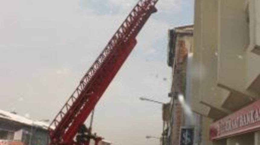 Muş Belediyesi &Ccedil;atılarda Sarkan Buzları Temizliyor