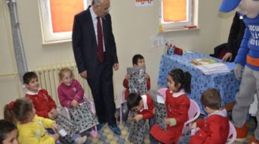 Iğdır Polisi &Ouml;ğrencilere Kırtasiye Yardımında Bulundu