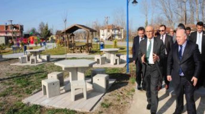 B&uuml;y&uuml;kşehir Belediye Başkanı Yusuf Ziya Yılmaz Parkları Gezdi