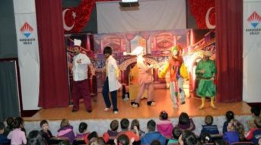 &Ouml;ğrencilere Tiyatro Oyunu İle Beslenme Alışkanlığı Kazandırılıyor