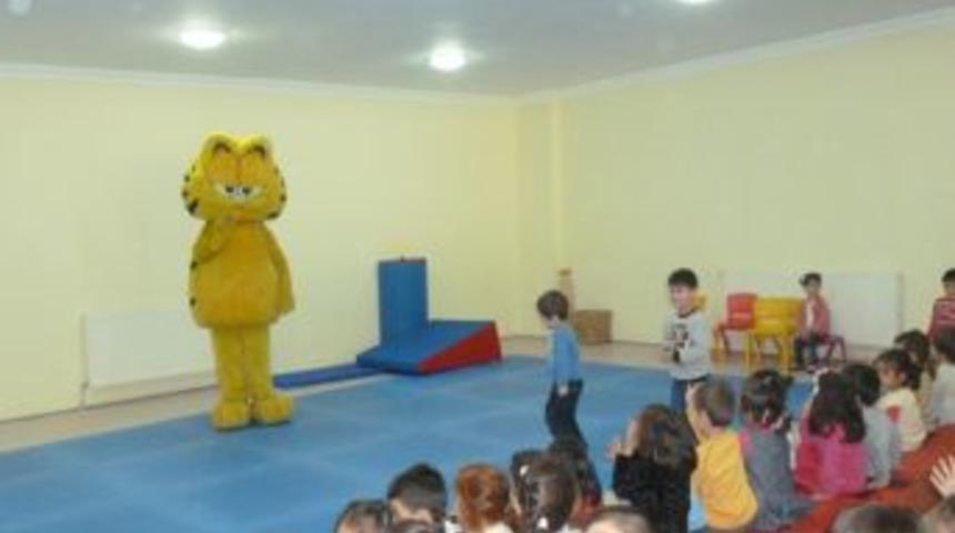 Garfield, &Ouml;ğrencileri Ziyaret Etti