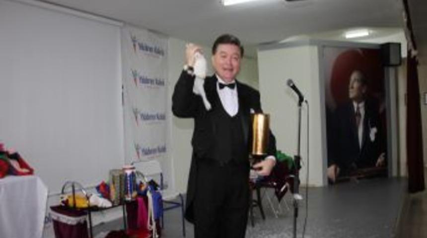 &Uuml;nl&uuml; Ill&uuml;zyonist Sermet Erkin Yıldırımlı &Ouml;ğrencilerle Buluştu