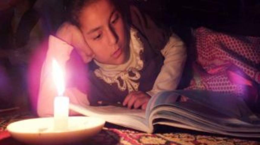 Bor&ccedil; Y&uuml;z&uuml;nden Elektrikleri Kesilen 7 &Ccedil;ocuklu Aile, Mum Işığında Yaşıyor