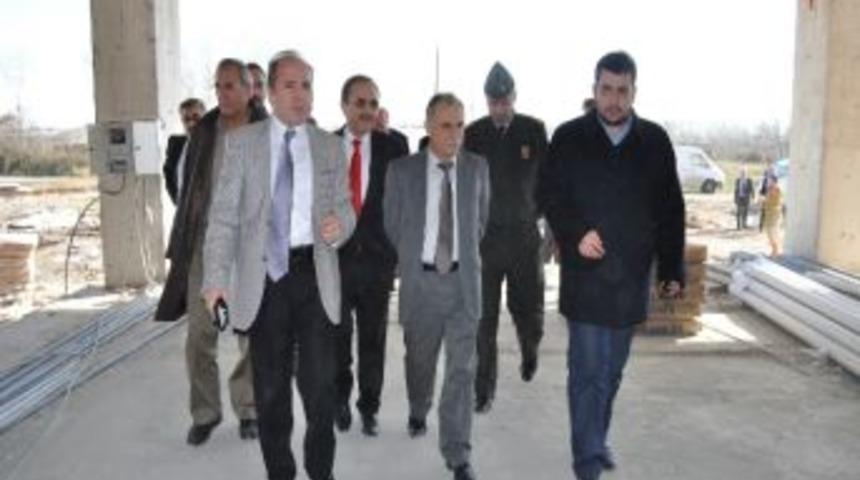 Rekt&ouml;r Akan, Turizm Fak&uuml;ltesi İnşaatını İnceledi