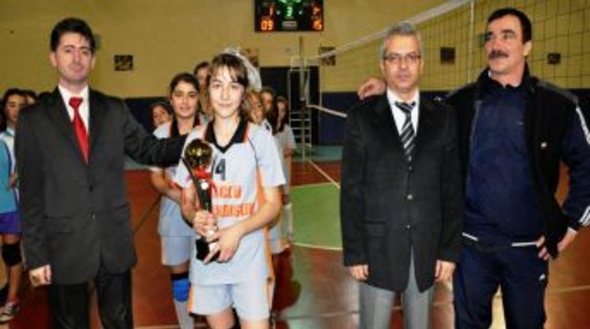 Ak&ccedil;akoca Esentepe K&uuml;&ccedil;&uuml;kler Voleybolda Şampiyon Oldu