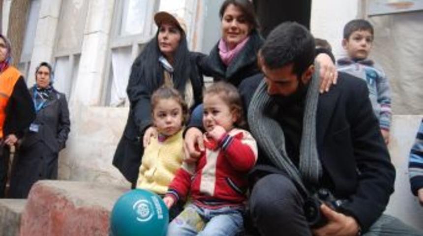 Sanat&ccedil;ılar Suriye I&ccedil;in 'vicdan' Dedi, Kapı Kapı Yardım Dağıttı