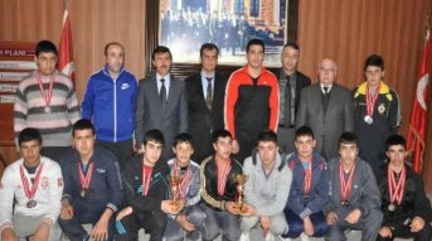 G&uuml;reş&ccedil;ilerden Kaymakama Ziyaret