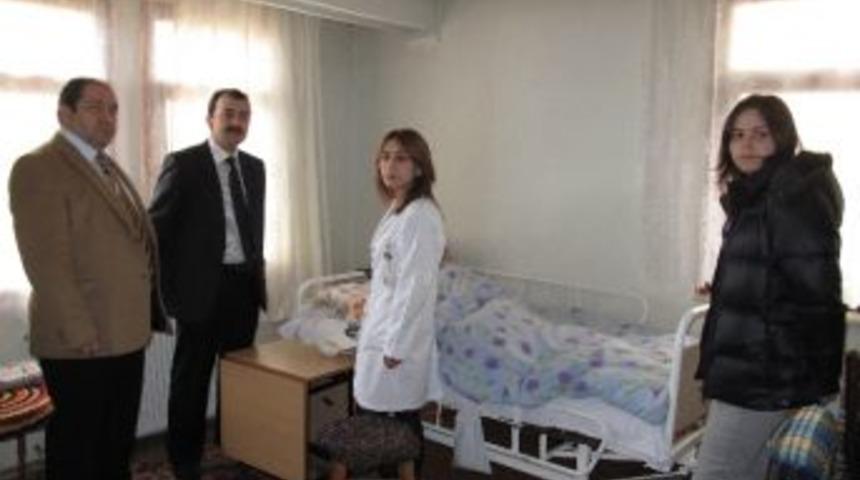 İl Sağlık M&uuml;d&uuml;r&uuml; &Ouml;zt&uuml;rk Ve Halk Sağlığı M&uuml;d&uuml;r&uuml; Kutlu Yaşlı Bir Hastayı Evinde Ziyaret Etti.