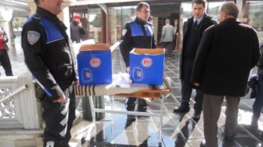 Polis, Namaz &Ccedil;ıkışı Vatandaşlara Kandil Simidi Dağıttı