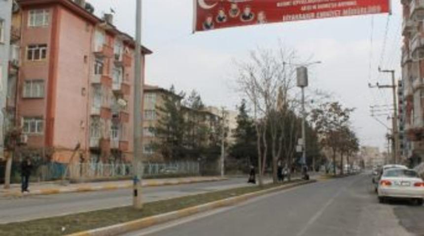 Diyarbakır Emniyet M&uuml;d&uuml;rl&uuml;ğ&uuml; Gaffar Okkan'ın Şehit Edildiği Yere Pankart Astı