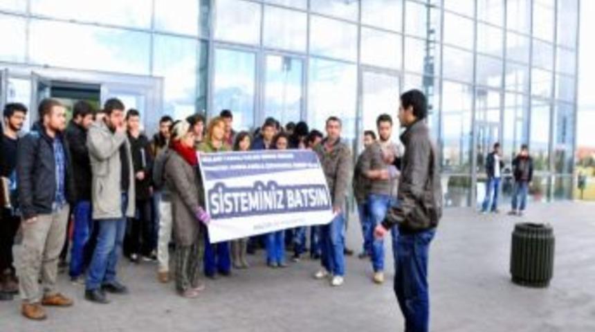 &Uuml;niversiteli Gen&ccedil;ler Hazırlıkta 'sağlık Raporu' Kabul Edilmemesini Protesto Etti