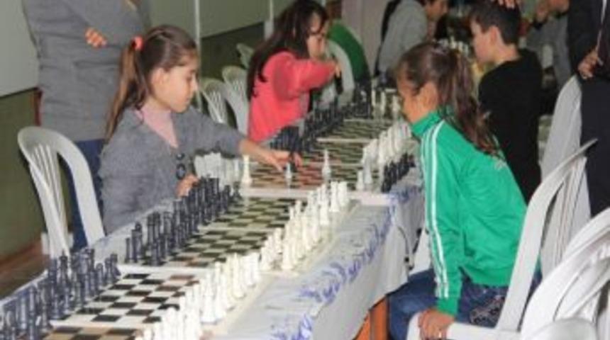 Burhaniye&rsquo;de Kış Festivali Satran&ccedil; Turnuvası İle Başladı