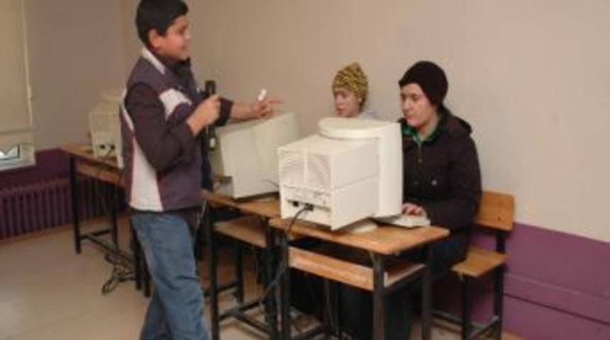 K&uuml;&ccedil;&uuml;k Tiyatrocular Sahne Aldı