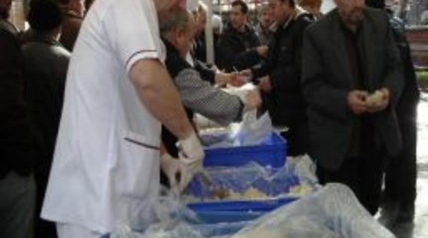 Alipaşa Camii Derneği'nden &ldquo;mevlit Kandili&rdquo; Helvası