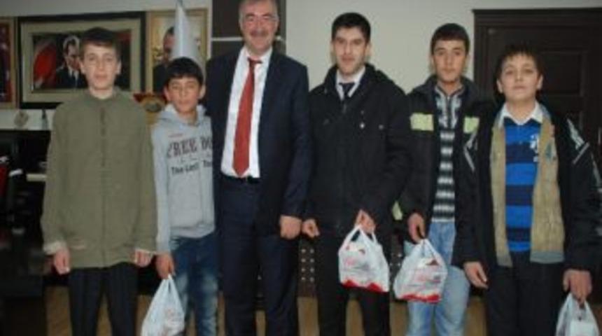 Kahta'da &Ouml;ğrenciler Kandil Simidi Dağıttı