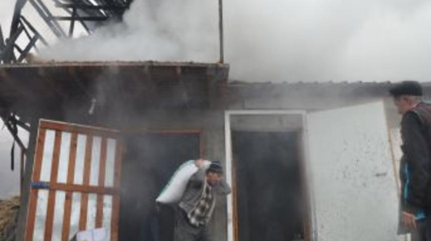 Yanan Ahırdan Sağlam Malzemeleri Kurtarmaya &Ccedil;alıştılar