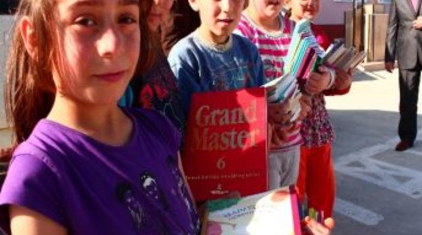 Engelliler Kitapla Gitti Mavi Kapakla D&ouml;nd&uuml;