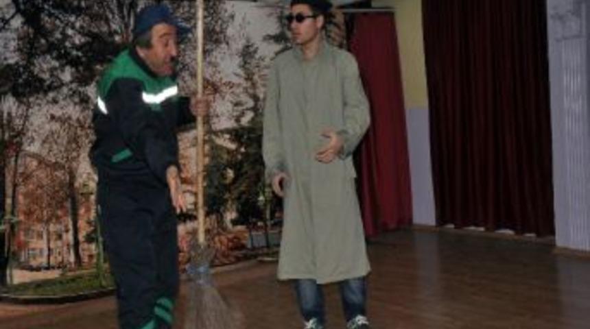 Belediye&rsquo;den &Ouml;ğrencilere Karne Hediyesi, Tiyatro Etkinliği